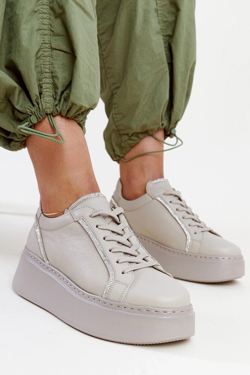 Tumedad beežid nahkse sneakersid... Tumedad beežid nahkse sneakersid...