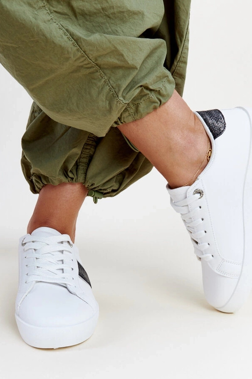 Mustvalged dekoratiivse triibuga...