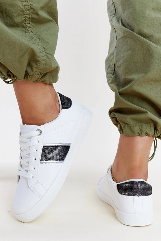 Mustvalged dekoratiivse triibuga...