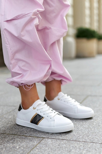 Valged tossud dekoratiivse...