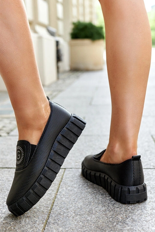 Mustad poolsaapad massiivse tallaga...