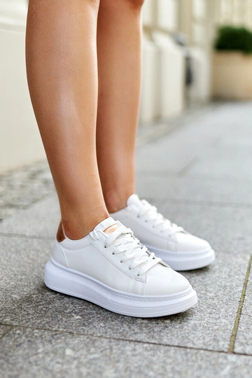 Valged paksu tallaga tossud...