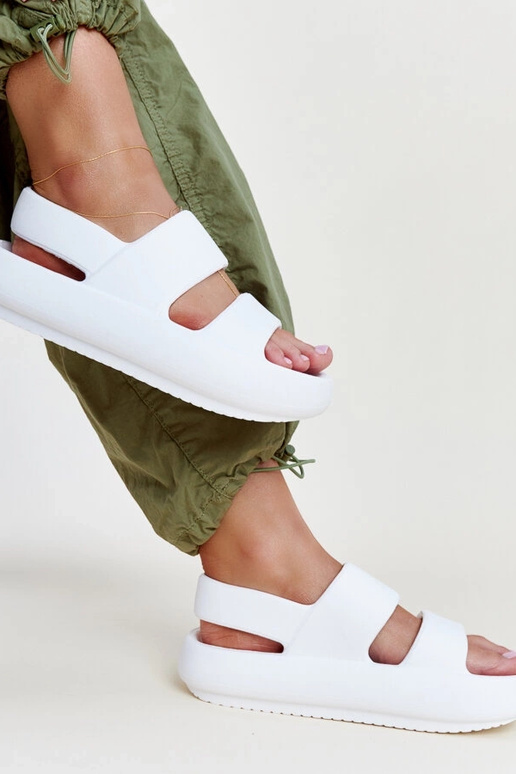 Attiana valged sandaalid