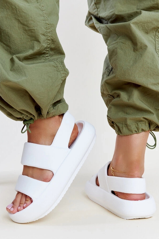 Attiana valged sandaalid