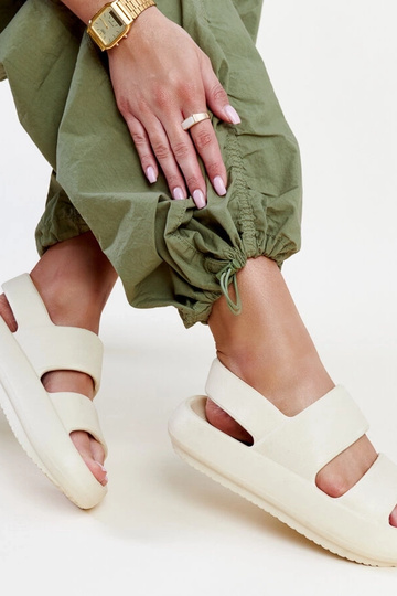 Attiana beežid sandaalid 2