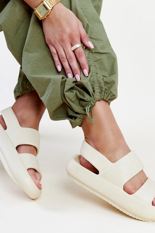 Attiana beežid sandaalid