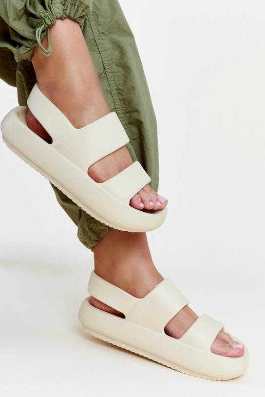 Attiana beežid sandaalid