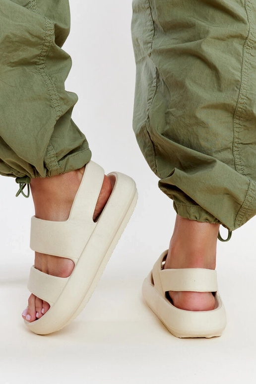 Attiana beežid sandaalid