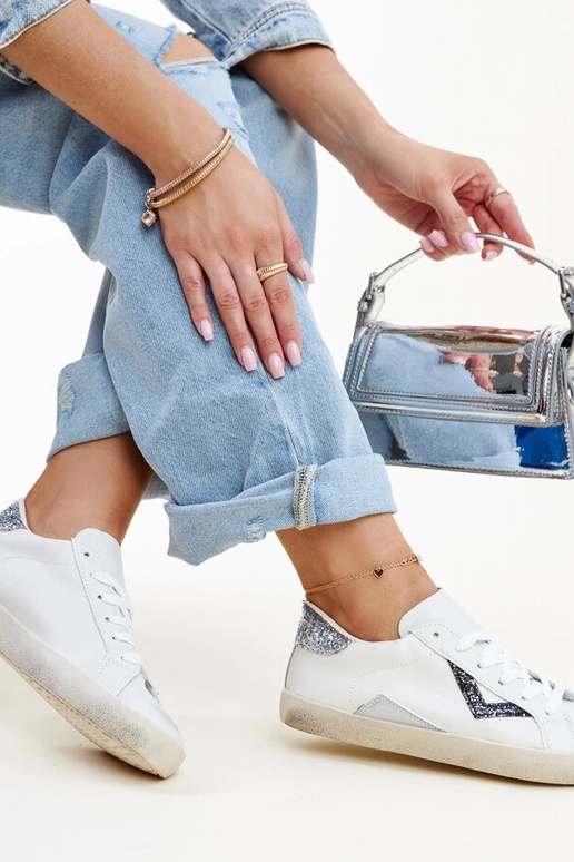 Valged snekaersid "kulumise" efektiga...