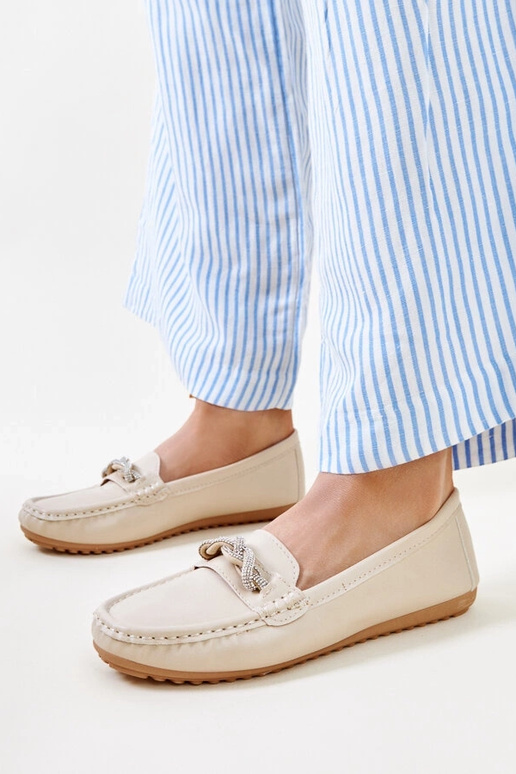 Beežid mokassiinid kaunistatud...