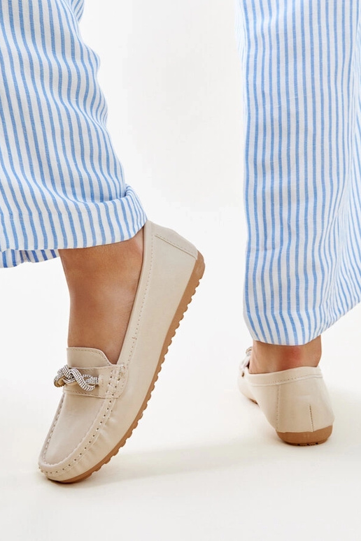 Beežid mokassiinid kaunistatud...