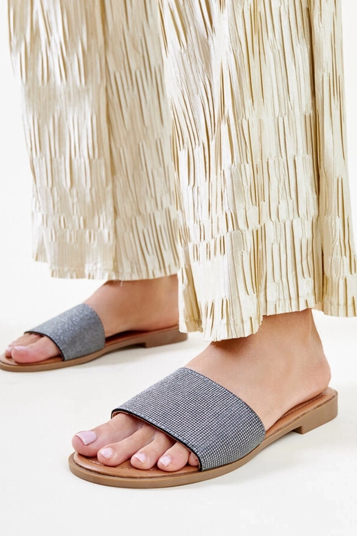 Mustad läikivad Anilsa plätud