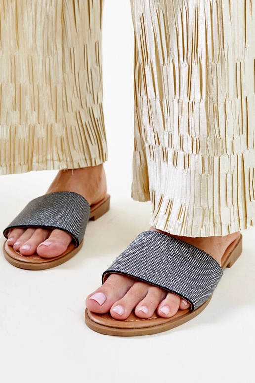 Mustad läikivad Anilsa plätud