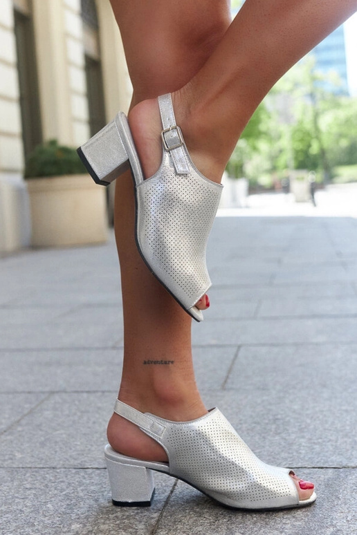 Perforeeritud plokk-kontsa sandaalid...