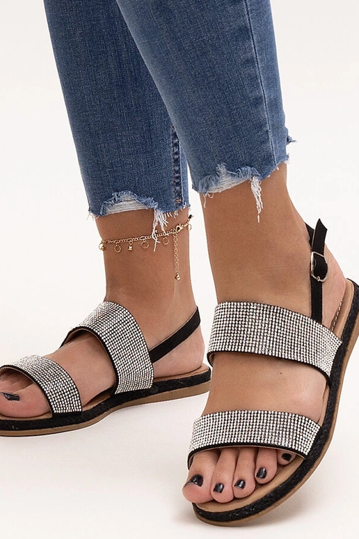 Mustad sandaalid, mis on kaunistatud...