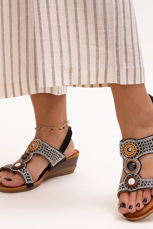 Azeeza läikivad madala kiiluga sandaalid