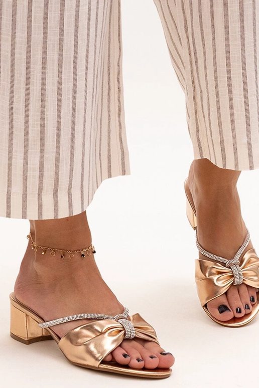 Anbrani tsirkoonkaunistusega...