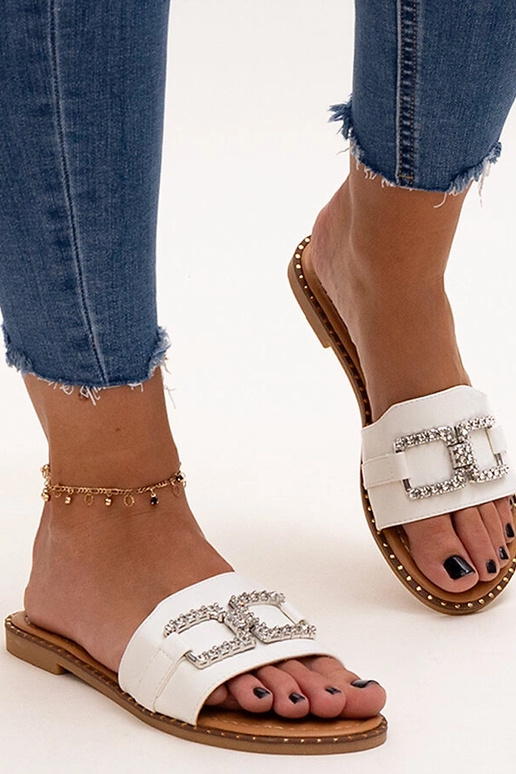 Valged sussid dekoratiivse klambriga...