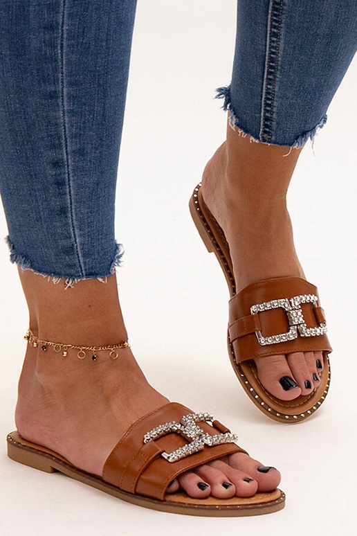 Pruunid sussid dekoratiivse klambriga...