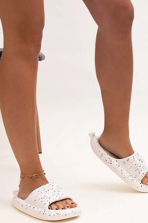 Valged laia rihmaga plätud Hekssa