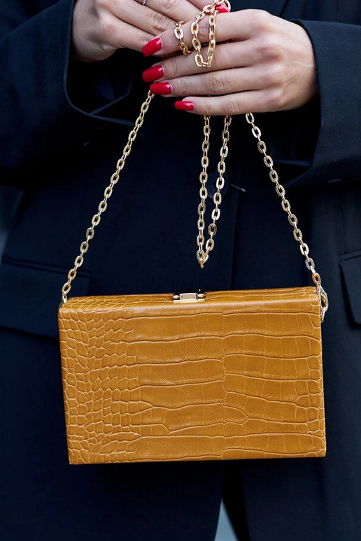 Kollane ,,pagasiruumi'' kott ketil...