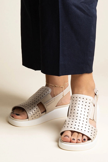 Kuldsed sandaalid ažuurse...