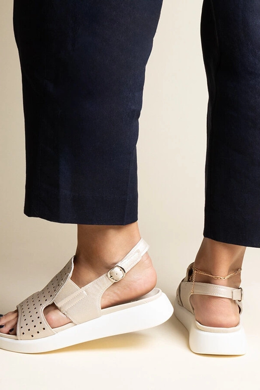 Kuldsed sandaalid ažuurse...