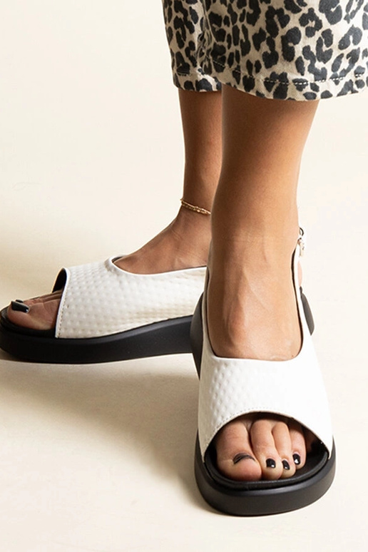 Hamonda valged paksema tallaga sandaalid