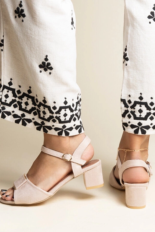 Beežid madala kontsaga sandaalid...