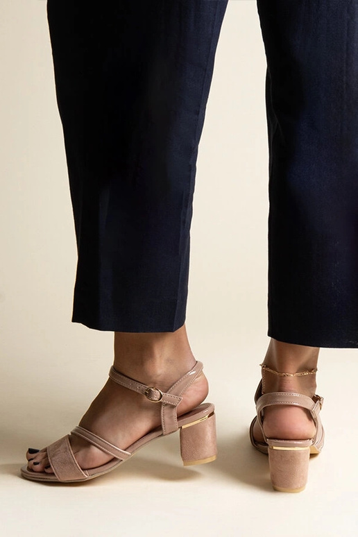 Tumebeežid sandaalid materjalide...