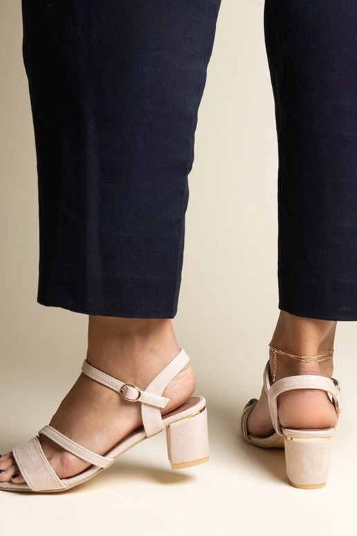 Beežid sandaalid materjalide...