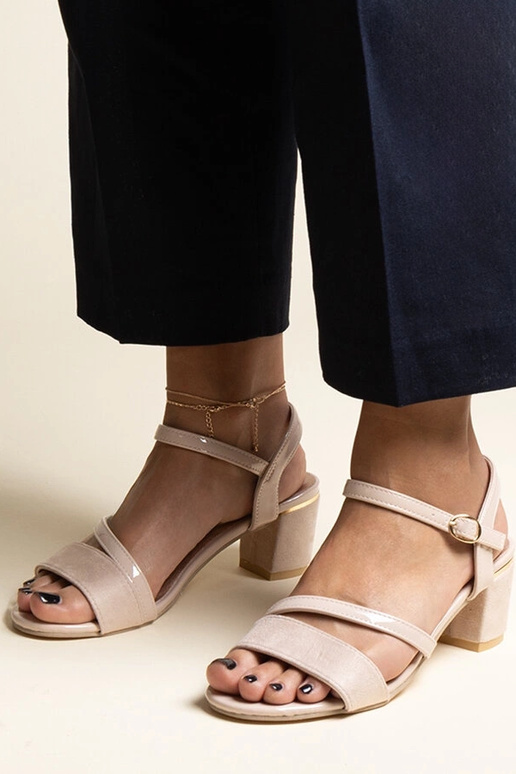 Beežid sandaalid materjalide...