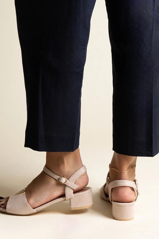 Beežid madala kontsaga sandaalid...