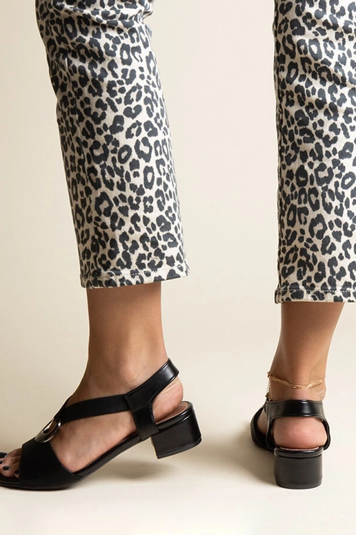 Jorga mustad Slip-On kontsaga sandaalid