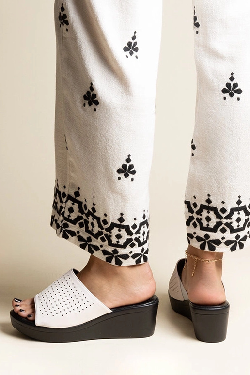 Valged õhulised platvormist sussid,...