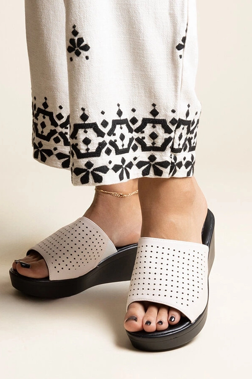 Valged õhulised platvormist sussid,...