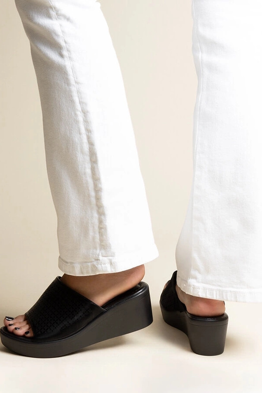 Mustad õhulised platvormist sussid...