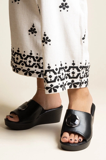 Mustad kiilsandaalid...