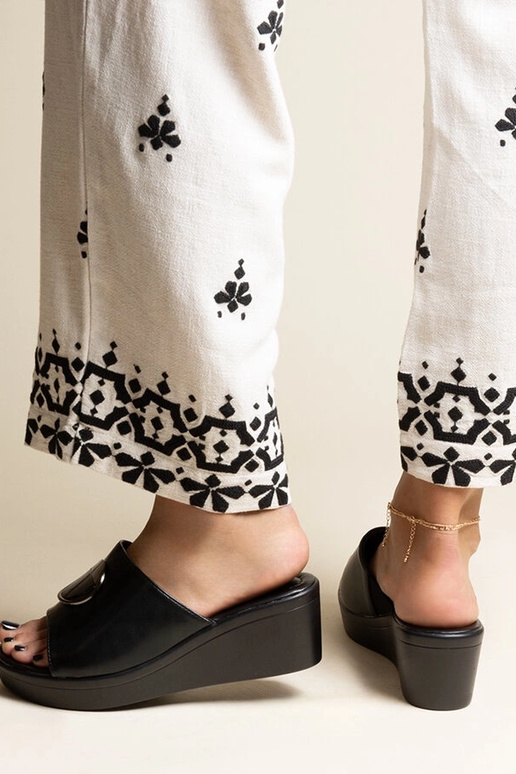 Mustad kiilsandaalid pandlaga Keirenh