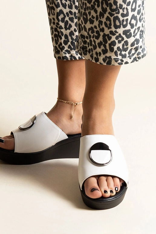 Valged kiilsandaalid pandlaga Keirenh