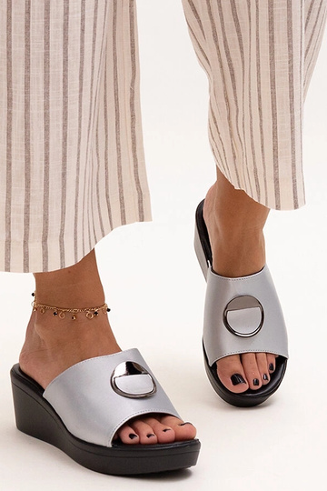 Hõbedased kiilsandaalid... 2