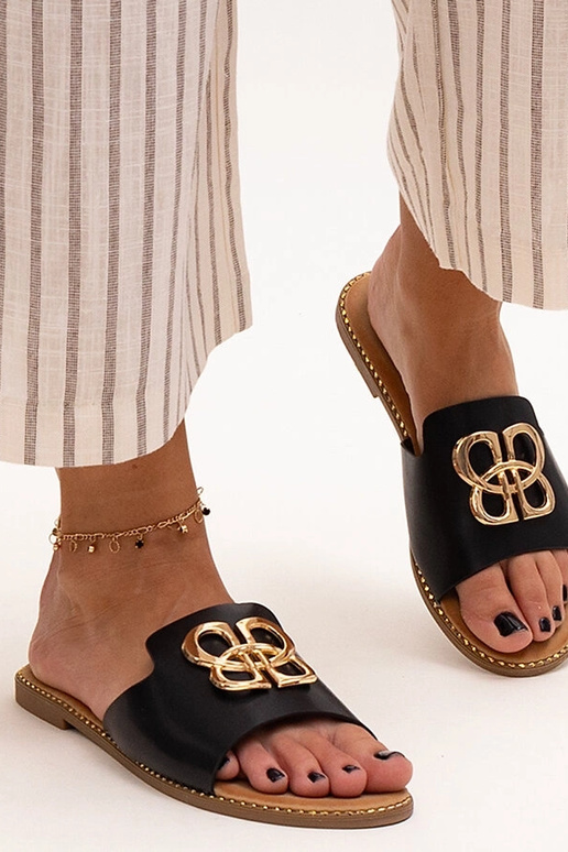 Mustad plätud, mis on kaunistatud...