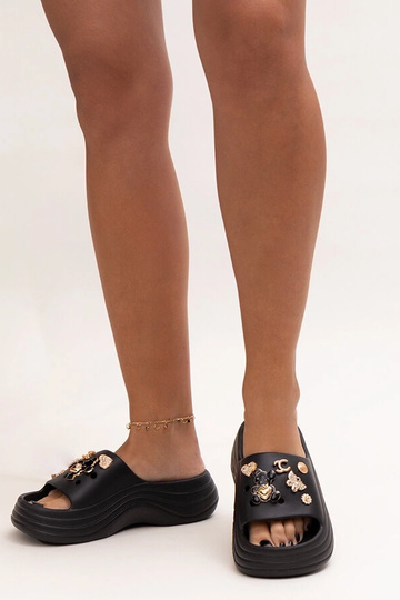 Mustad plätud läikiva... 2