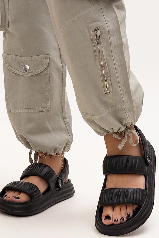 Mustad vahtsandlid volangiga Coreia