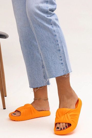 Oranžid Cunta vahtplastist...