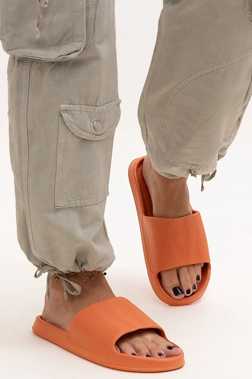 Menta oranžid vahtmaterjalist sussid