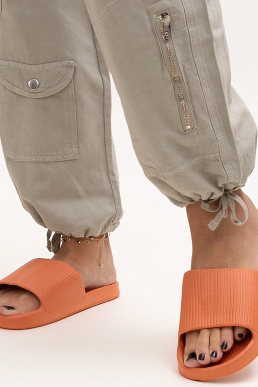 Menta oranžid vahtmaterjalist sussid