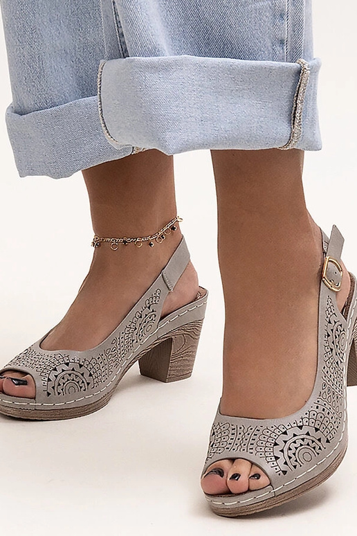 Riesseni hallid ažuursed kontsaga...