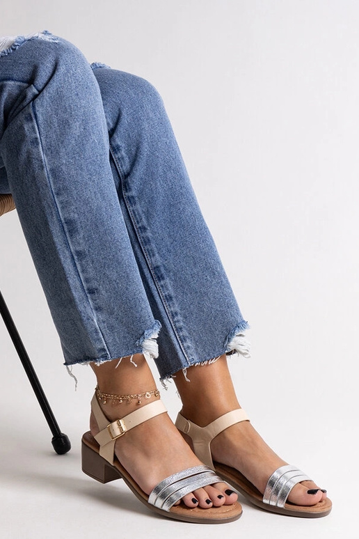 Hõbedased madala kontsaga sandaalid...