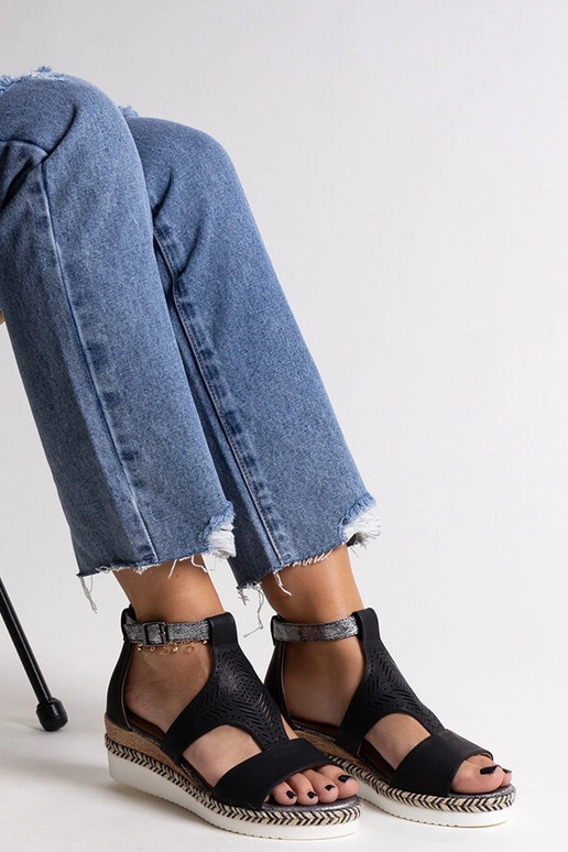 Mustad Tiuma madala kiiluga sandaalid